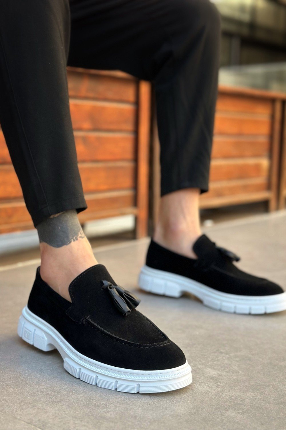 BA0240 Klasik Parlak Püsküllü Süet Siyah Beyaz Taban Erkek Ayakkabı BA0240 Klasik Parlak Püsküllü Süet Siyah Beyaz Taban Erkek Ayakkabı