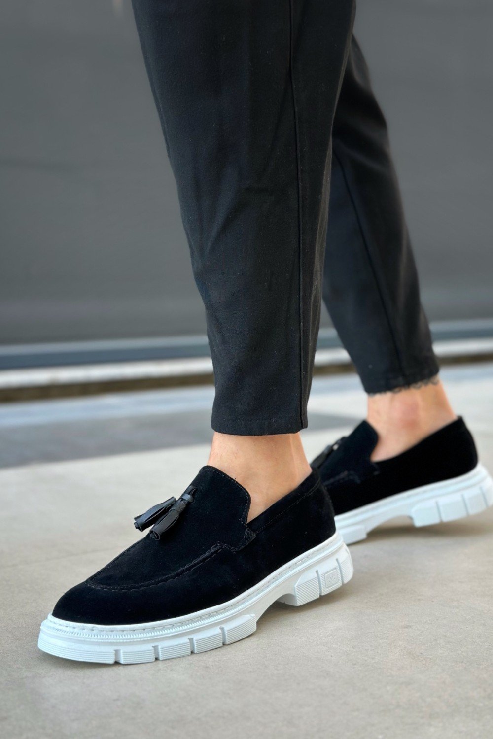 BA0240 Klasik Parlak Püsküllü Süet Siyah Beyaz Taban Erkek Ayakkabı BA0240 Klasik Parlak Püsküllü Süet Siyah Beyaz Taban Erkek Ayakkabı