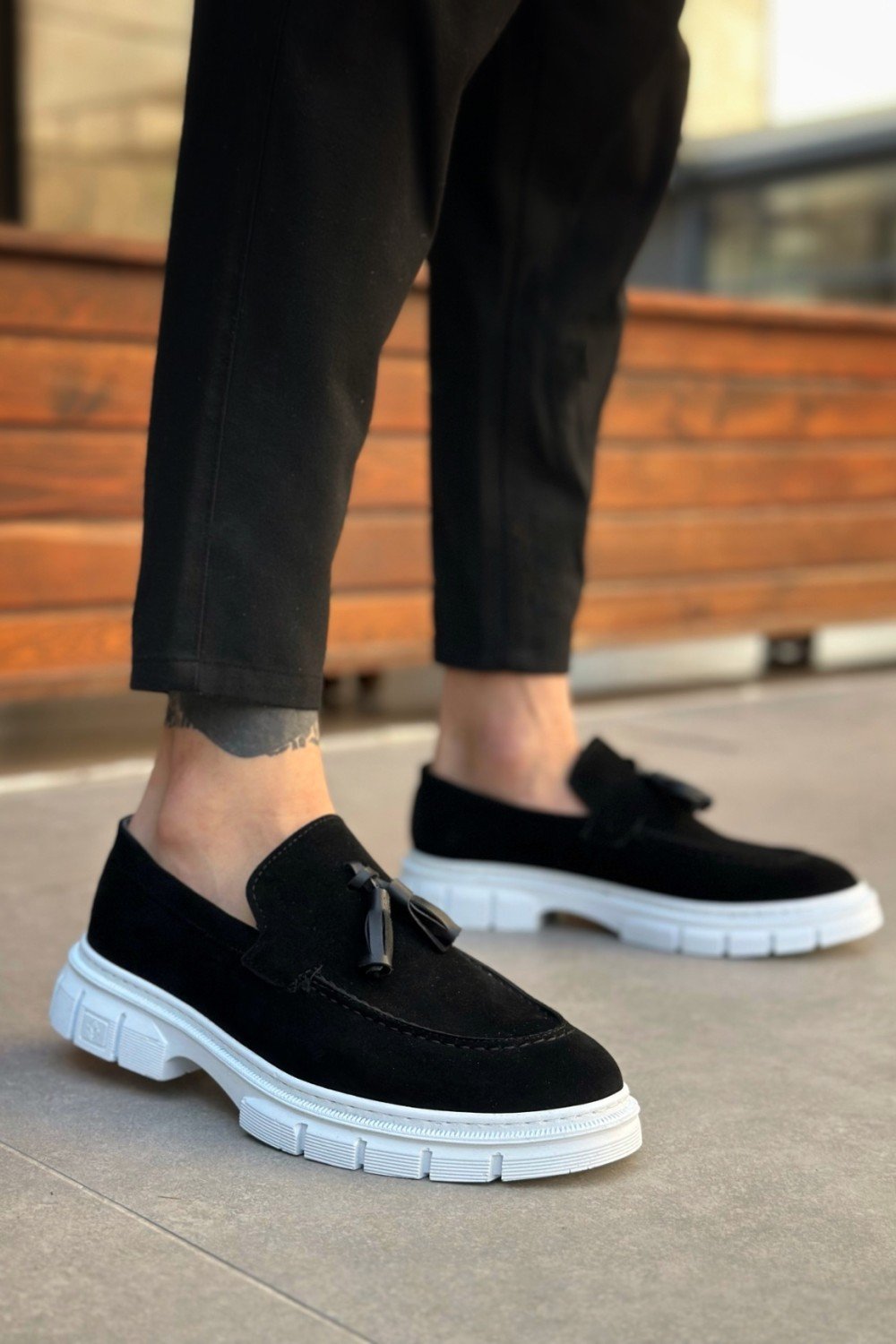 BA0240 Klasik Parlak Püsküllü Süet Siyah Beyaz Taban Erkek Ayakkabı BA0240 Klasik Parlak Püsküllü Süet Siyah Beyaz Taban Erkek Ayakkabı