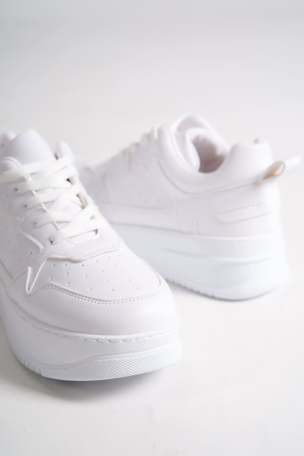 ALESSI Bağcıklı Ortopedik Taban Kadın Sneaker Spor Ayakkabı CBT - Beyaz ALESSI Bağcıklı Ortopedik Taban Kadın Sneaker Spor Ayakkabı CBT - Beyaz