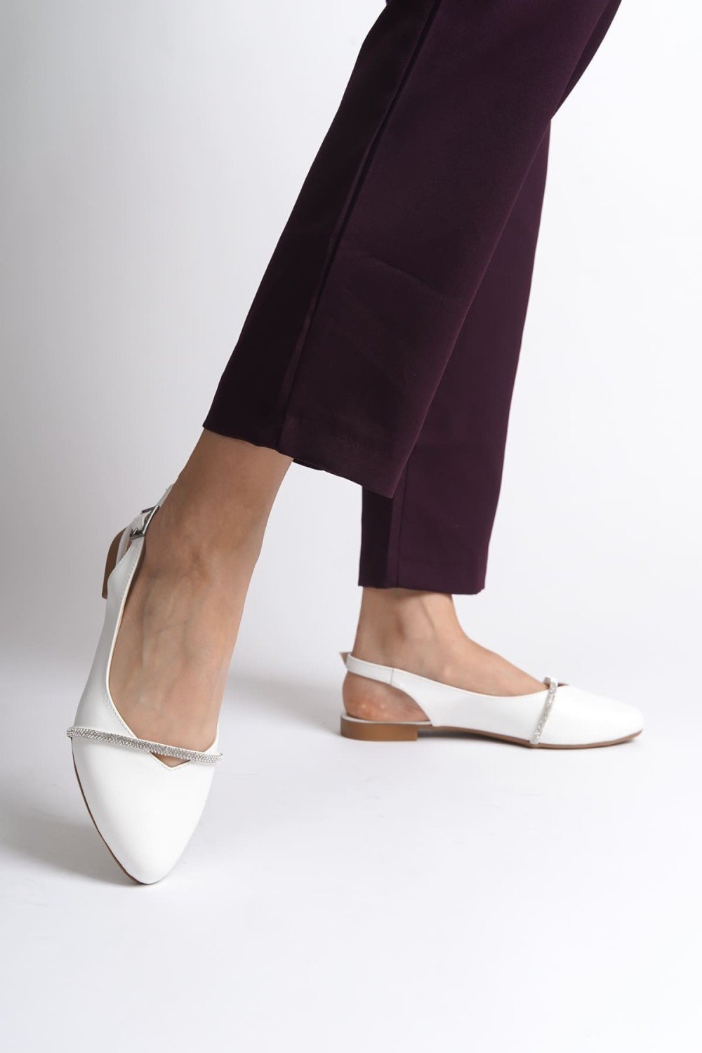 ALLISON Tokalı Ortopedik Rahat Taban Taş Detaylı Kadın Babet Ayakkabı CKT - Beyaz ALLISON Tokalı Ortopedik Rahat Taban Taş Detaylı Kadın Babet Ayakkabı CKT - Beyaz