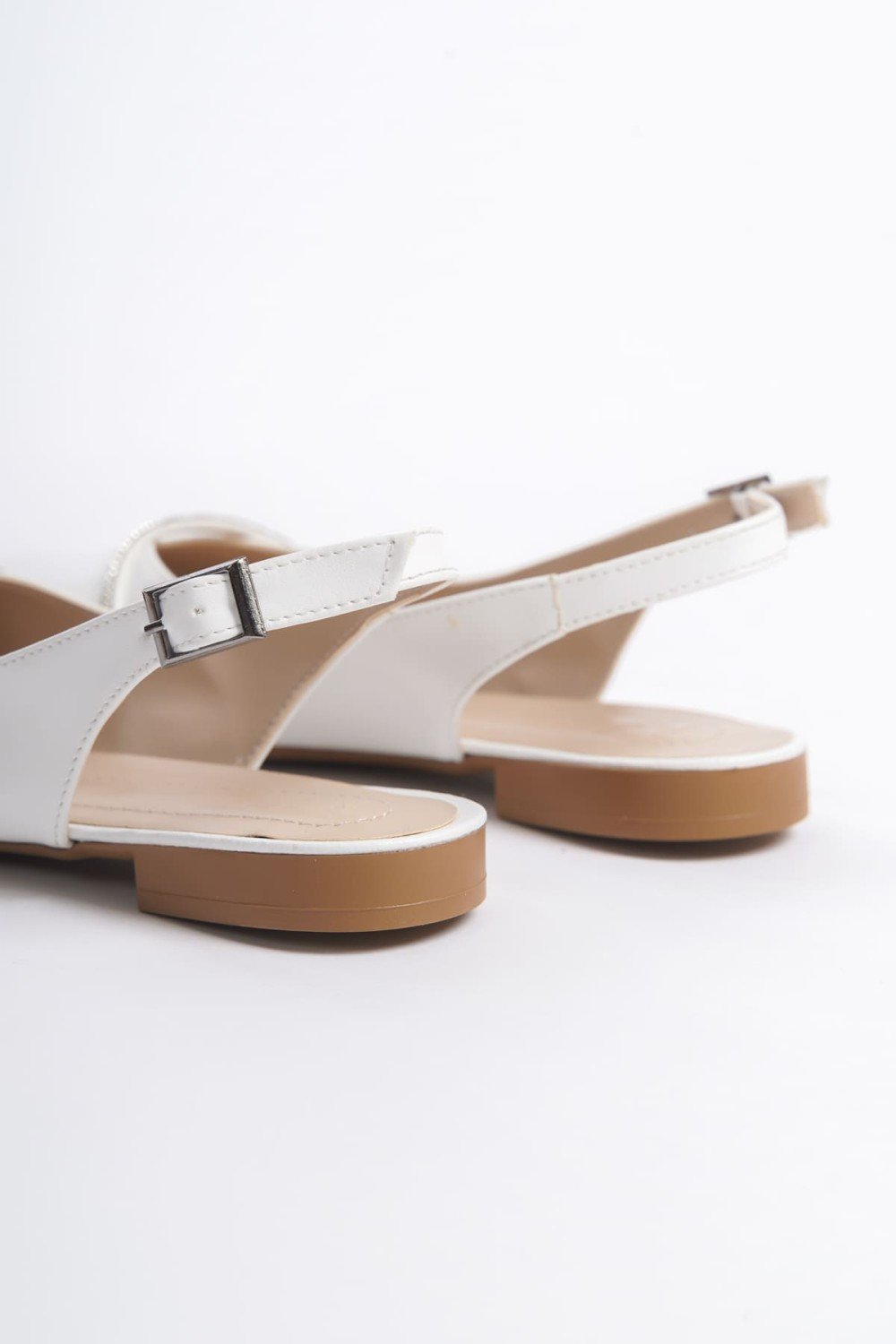 ALLISON Tokalı Ortopedik Rahat Taban Taş Detaylı Kadın Babet Ayakkabı CKT - Beyaz ALLISON Tokalı Ortopedik Rahat Taban Taş Detaylı Kadın Babet Ayakkabı CKT - Beyaz