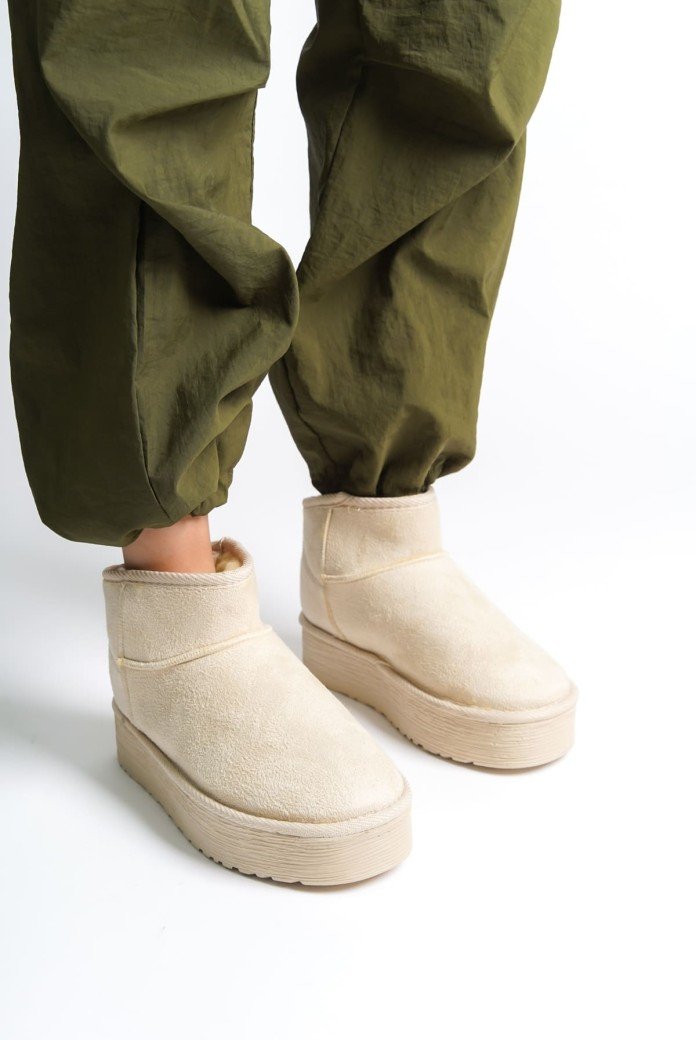 AMELIA Bağcıksız Düz ve Kalın Taban İçi Kürklü Kısa Süet Kadın Bot  SKT - Krem