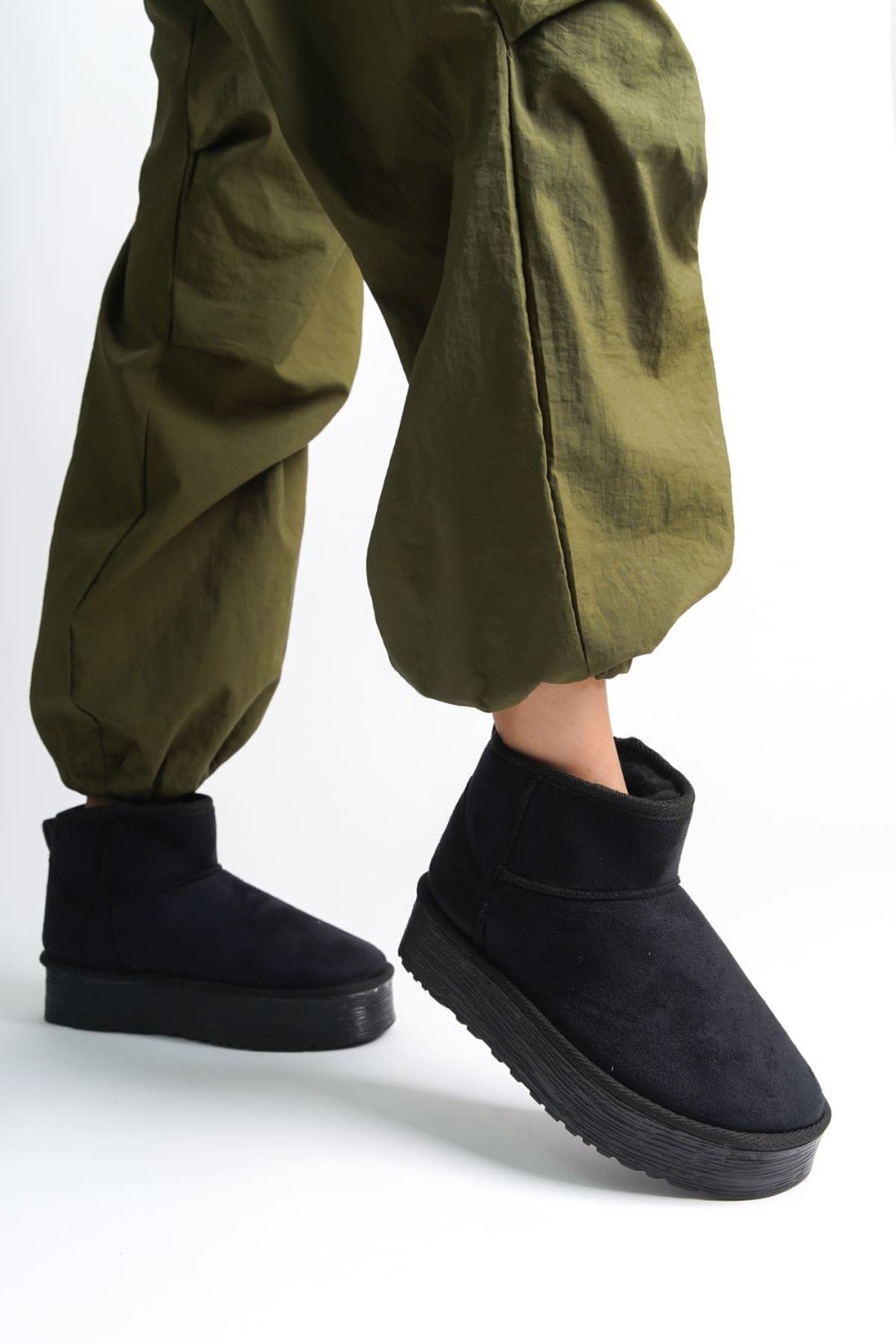 AMELIA Bağcıksız Düz ve Kalın Taban İçi Kürklü Kısa Süet Kadın Bot  SST - Siyah