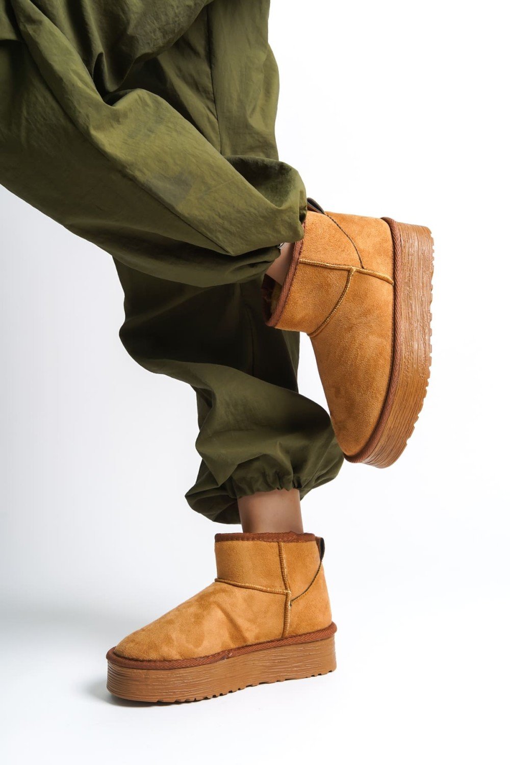 AMELIA Bağcıksız Düz ve Kalın Taban İçi Kürklü Kısa Süet Kadın Bot  STT - Taba