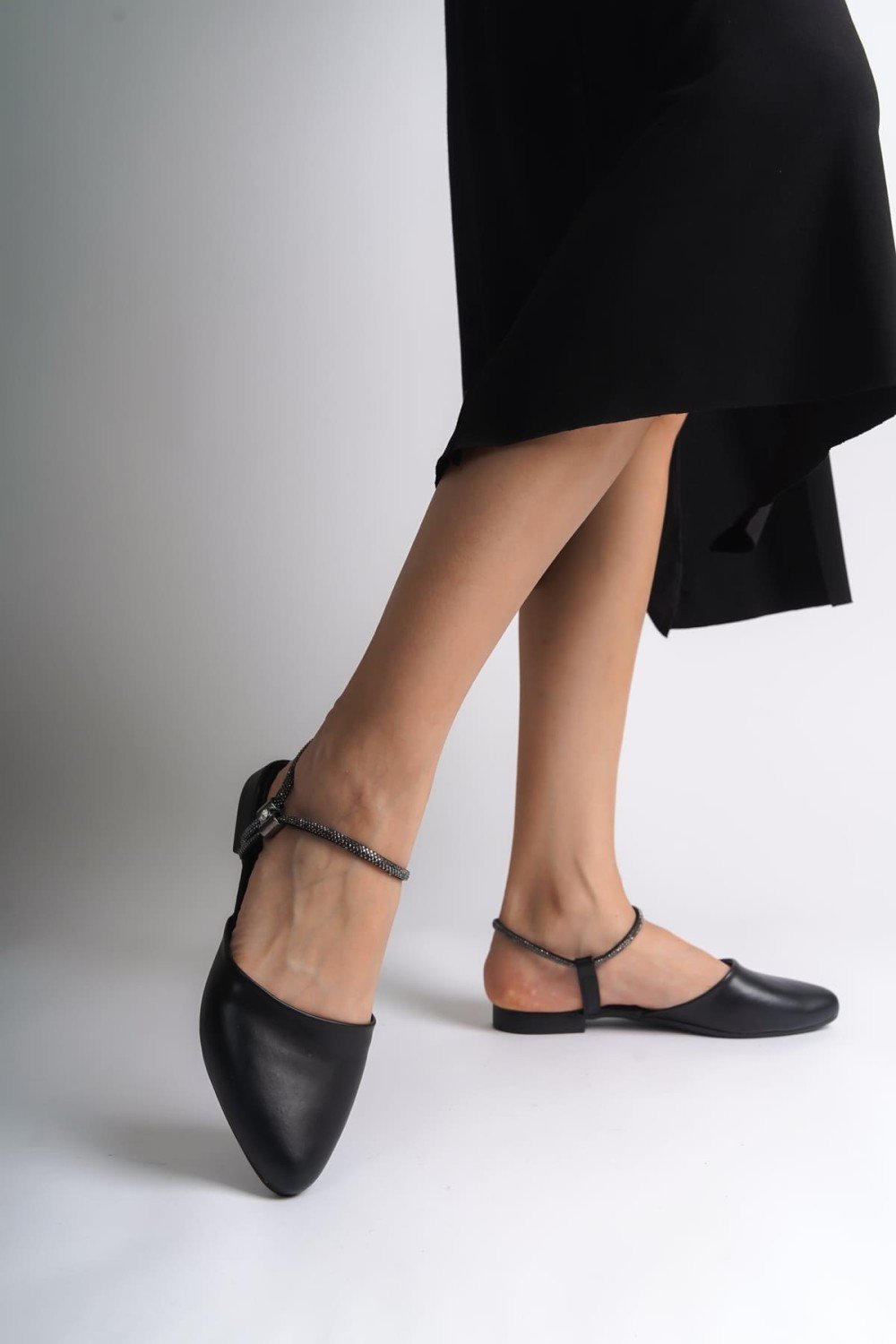 ARIANA Lastikli Ortopedik Rahat Taban Bilekten Taş Detaylı Kadın Babet Ayakkabı CST - Siyah ARIANA Lastikli Ortopedik Rahat Taban Bilekten Taş Detaylı Kadın Babet Ayakkabı CST - Siyah