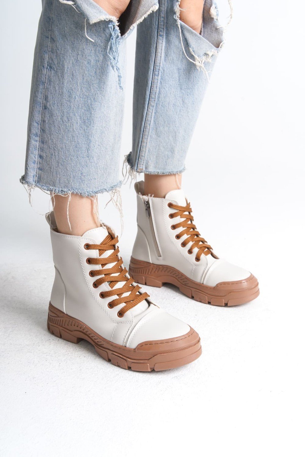 BLOOM Bağcıklı Fermuarlı Ortopedik Taban Kadın Bot CTT - Krem BLOOM Bağcıklı Fermuarlı Ortopedik Taban Kadın Bot CTT - Krem