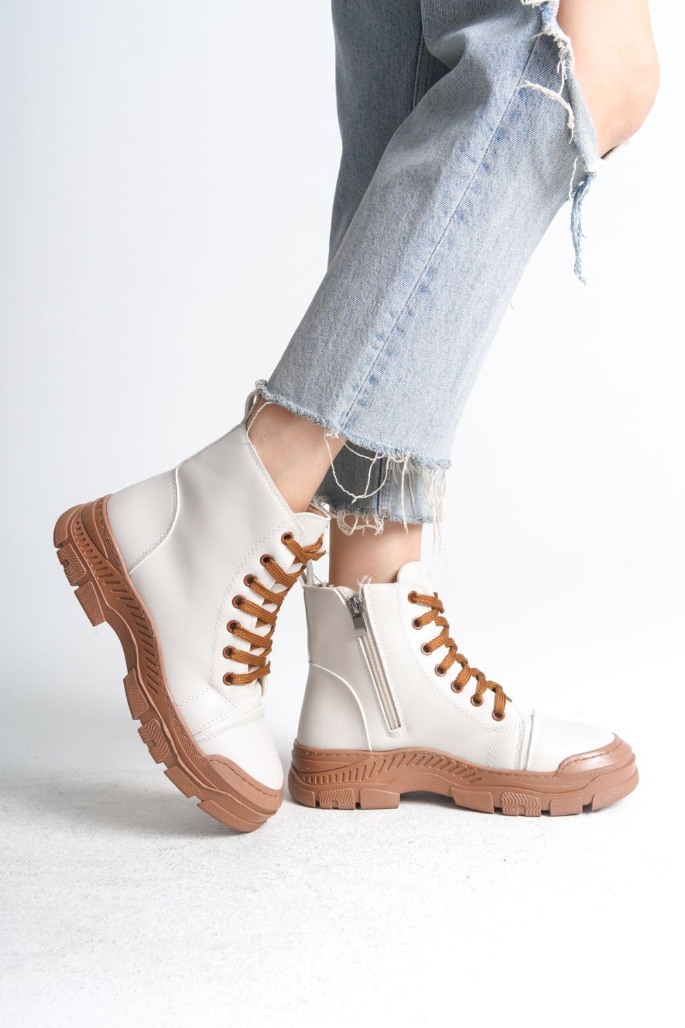 BLOOM Bağcıklı Fermuarlı Ortopedik Taban Kadın Bot CTT - Krem BLOOM Bağcıklı Fermuarlı Ortopedik Taban Kadın Bot CTT - Krem