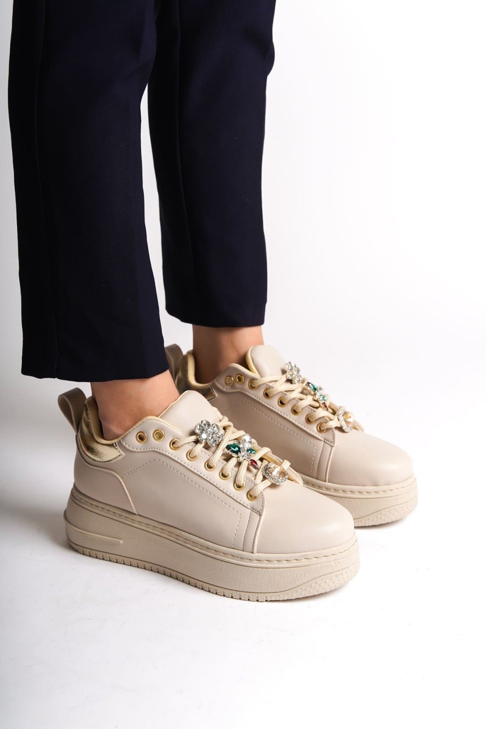 BRIANNA Bağcıklı Ortopedik Taban Renkli Taş Dekorlu Kadın Sneaker Spor Ayakkabı CKT - Krem/Altın BRIANNA Bağcıklı Ortopedik Taban Renkli Taş Dekorlu Kadın Sneaker Spor Ayakkabı CKT - Krem/Altın