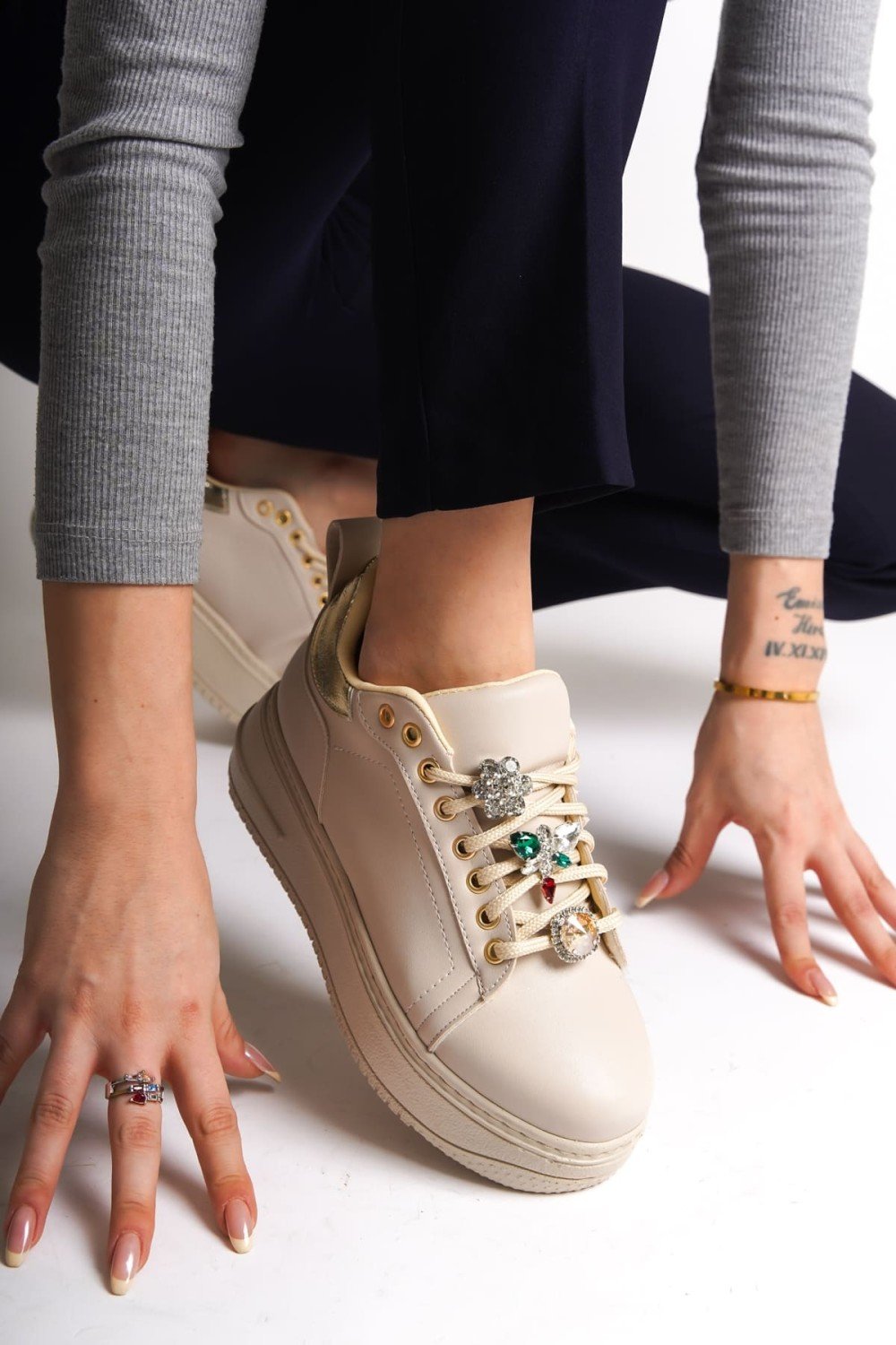 BRIANNA Bağcıklı Ortopedik Taban Renkli Taş Dekorlu Kadın Sneaker Spor Ayakkabı CKT - Krem/Altın BRIANNA Bağcıklı Ortopedik Taban Renkli Taş Dekorlu Kadın Sneaker Spor Ayakkabı CKT - Krem/Altın