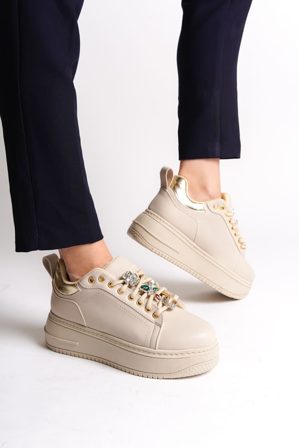 BRIANNA Bağcıklı Ortopedik Taban Renkli Taş Dekorlu Kadın Sneaker Spor Ayakkabı CKT - Krem/Altın BRIANNA Bağcıklı Ortopedik Taban Renkli Taş Dekorlu Kadın Sneaker Spor Ayakkabı CKT - Krem/Altın