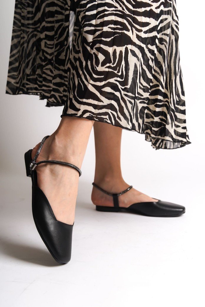 CAROLINE Lastikli Ortopedik Rahat Taban Bilekten Taş Detaylı Kadın Babet Ayakkabı  CST - Siyah