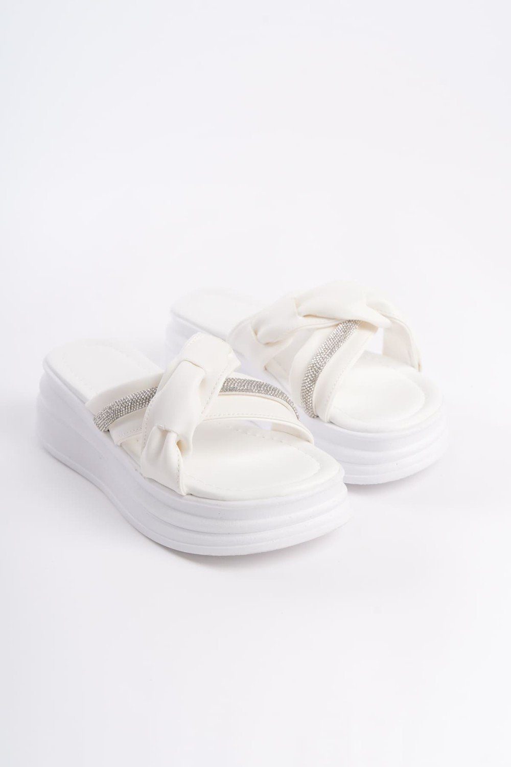 CLARA Düz Topuklu Kurdele Desenli Taşlı Kalın ve Ortopedik Taban Kadın Terlik CBT - Beyaz CLARA Düz Topuklu Kurdele Desenli Taşlı Kalın ve Ortopedik Taban Kadın Terlik CBT - Beyaz