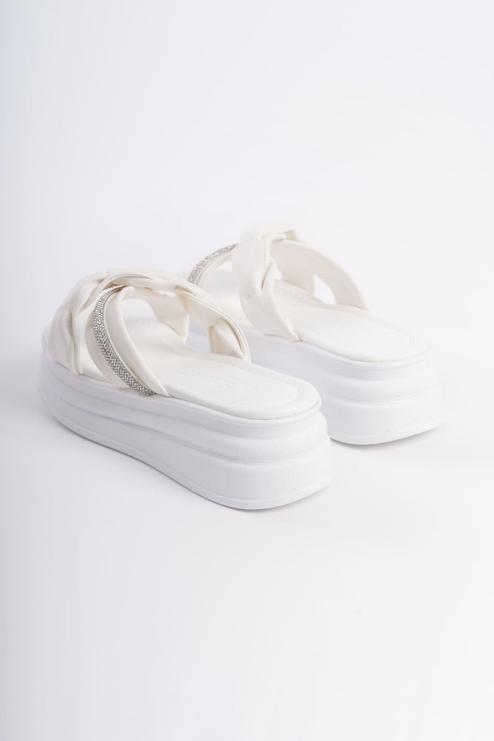 CLARA Düz Topuklu Kurdele Desenli Taşlı Kalın ve Ortopedik Taban Kadın Terlik CBT - Beyaz CLARA Düz Topuklu Kurdele Desenli Taşlı Kalın ve Ortopedik Taban Kadın Terlik CBT - Beyaz