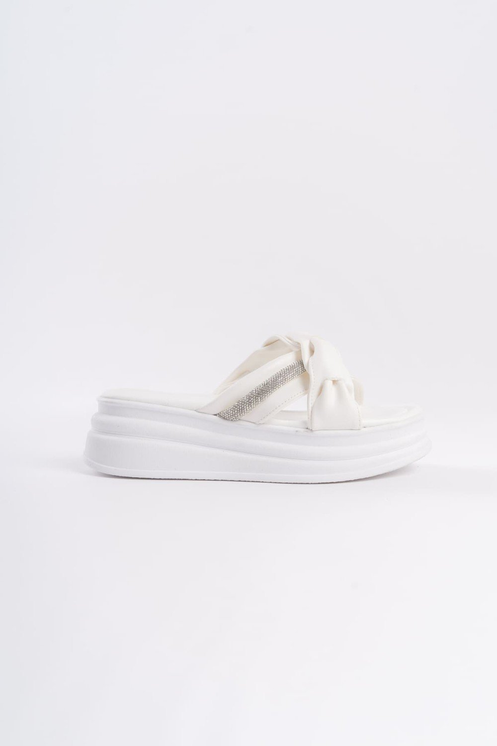 CLARA Düz Topuklu Kurdele Desenli Taşlı Kalın ve Ortopedik Taban Kadın Terlik CBT - Beyaz CLARA Düz Topuklu Kurdele Desenli Taşlı Kalın ve Ortopedik Taban Kadın Terlik CBT - Beyaz