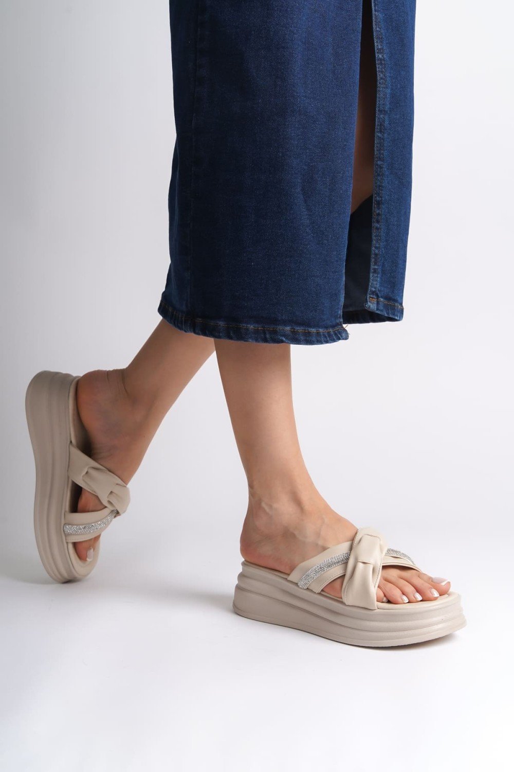 CLARA Düz Topuklu Kurdele Desenli Taşlı Kalın ve Ortopedik Taban Kadın Terlik CKT - Krem CLARA Düz Topuklu Kurdele Desenli Taşlı Kalın ve Ortopedik Taban Kadın Terlik CKT - Krem