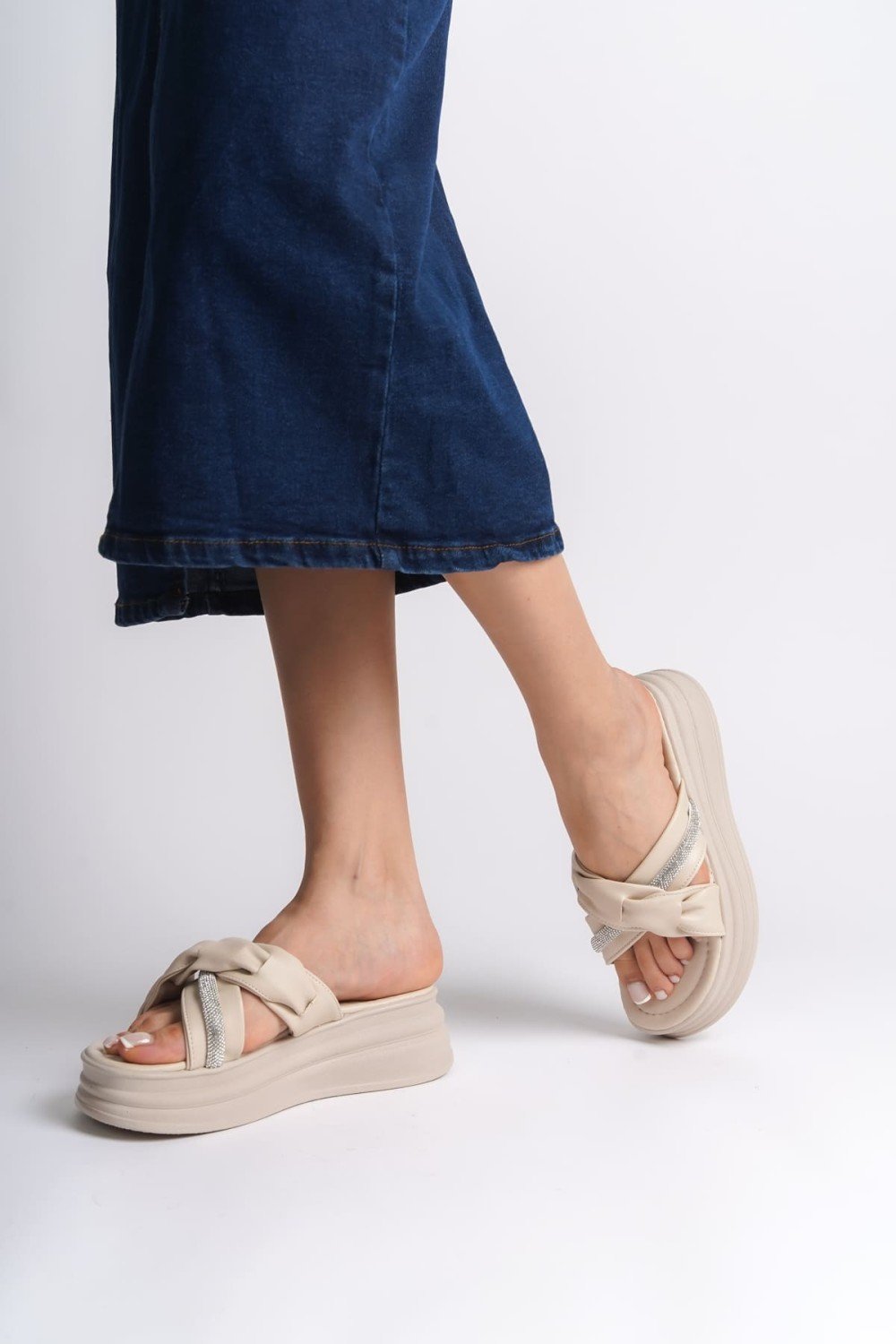 CLARA Düz Topuklu Kurdele Desenli Taşlı Kalın ve Ortopedik Taban Kadın Terlik CKT - Krem CLARA Düz Topuklu Kurdele Desenli Taşlı Kalın ve Ortopedik Taban Kadın Terlik CKT - Krem