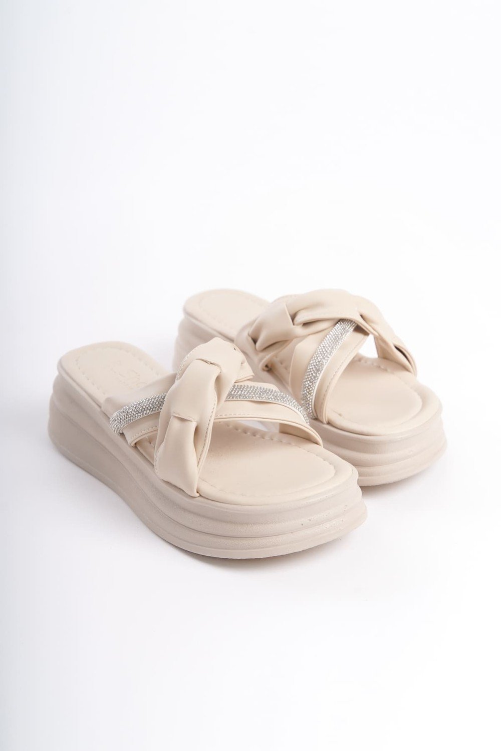 CLARA Düz Topuklu Kurdele Desenli Taşlı Kalın ve Ortopedik Taban Kadın Terlik CKT - Krem CLARA Düz Topuklu Kurdele Desenli Taşlı Kalın ve Ortopedik Taban Kadın Terlik CKT - Krem