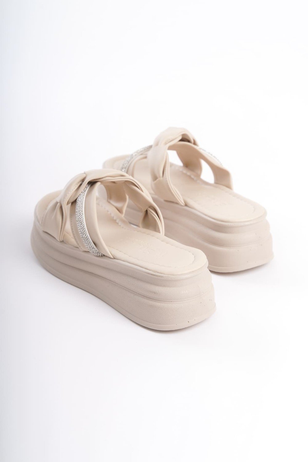 CLARA Düz Topuklu Kurdele Desenli Taşlı Kalın ve Ortopedik Taban Kadın Terlik CKT - Krem CLARA Düz Topuklu Kurdele Desenli Taşlı Kalın ve Ortopedik Taban Kadın Terlik CKT - Krem