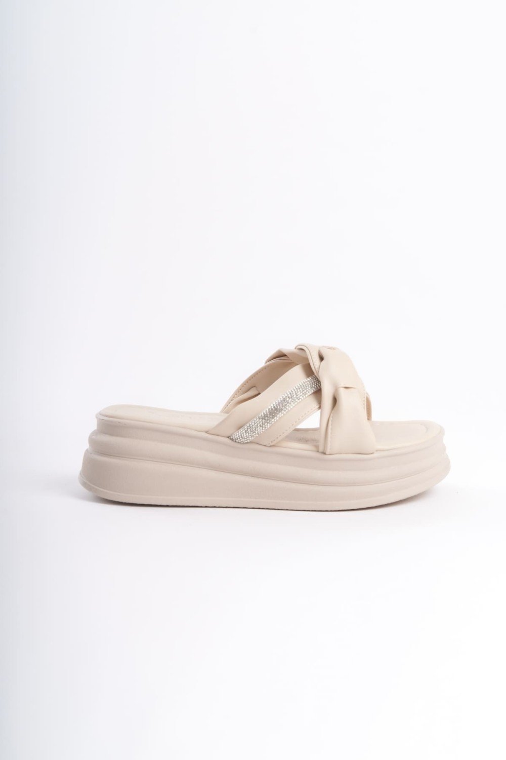 CLARA Düz Topuklu Kurdele Desenli Taşlı Kalın ve Ortopedik Taban Kadın Terlik CKT - Krem CLARA Düz Topuklu Kurdele Desenli Taşlı Kalın ve Ortopedik Taban Kadın Terlik CKT - Krem