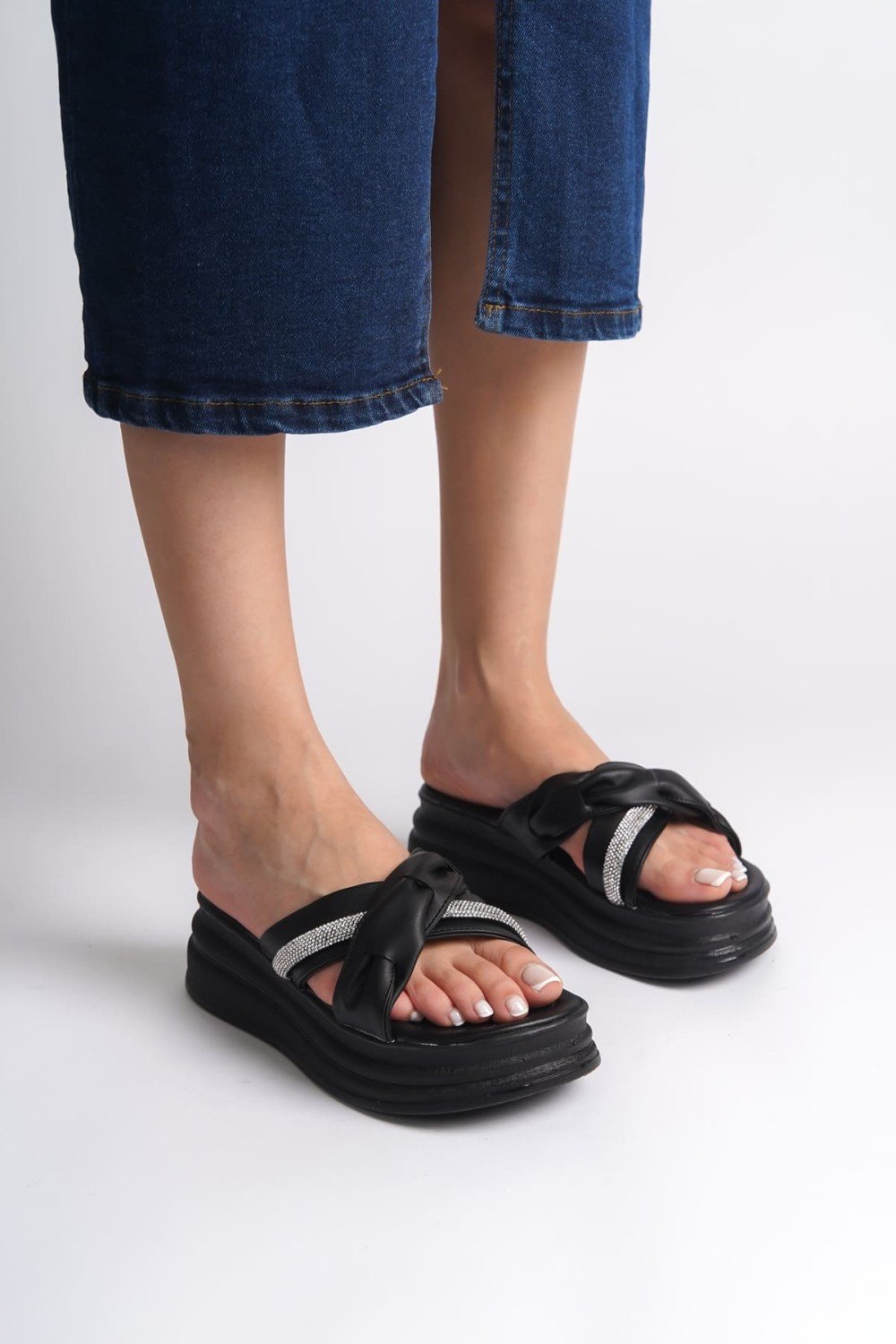 CLARA Düz Topuklu Kurdele Desenli Taşlı Kalın ve Ortopedik Taban Kadın Terlik CST - Siyah CLARA Düz Topuklu Kurdele Desenli Taşlı Kalın ve Ortopedik Taban Kadın Terlik CST - Siyah