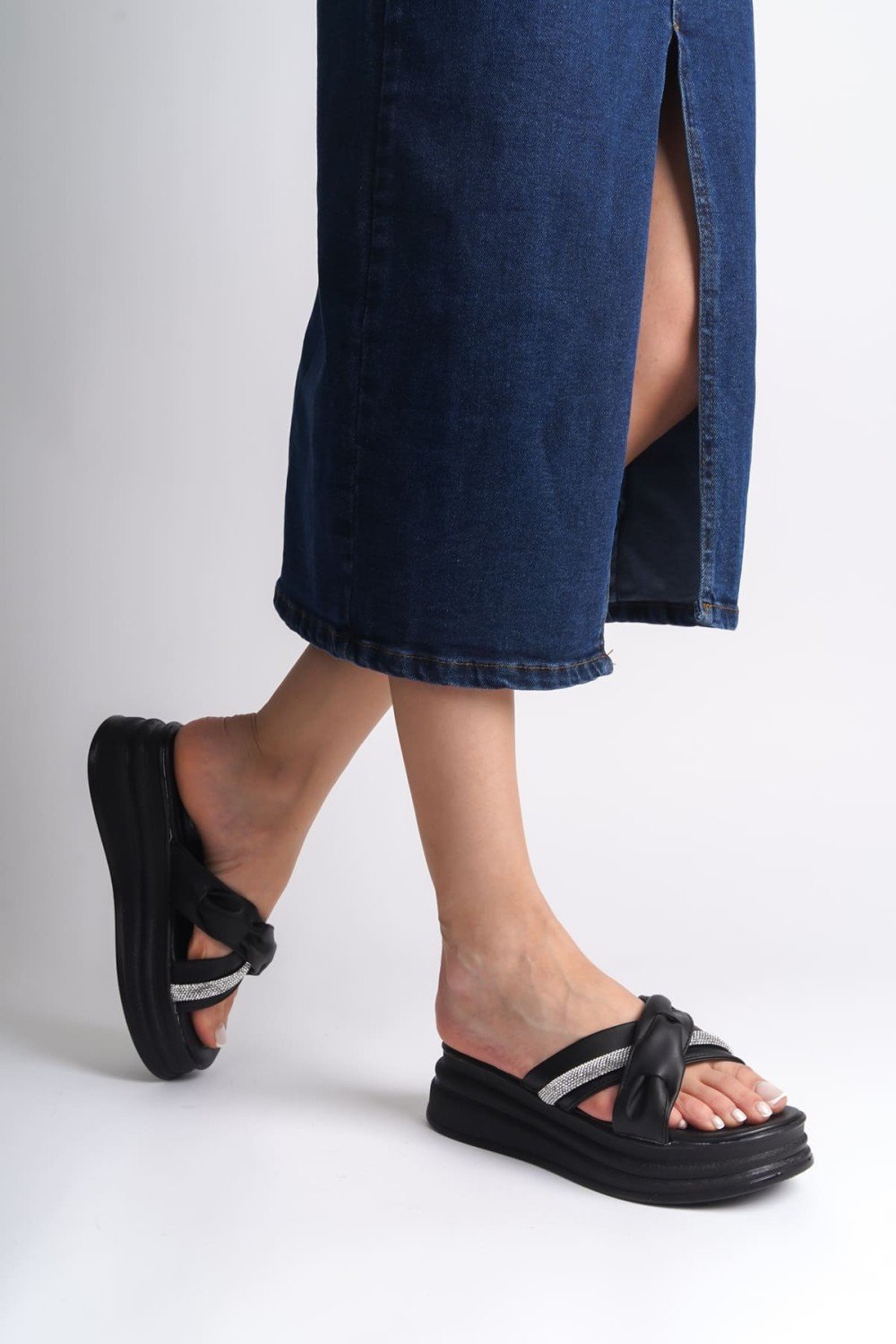 CLARA Düz Topuklu Kurdele Desenli Taşlı Kalın ve Ortopedik Taban Kadın Terlik CST - Siyah CLARA Düz Topuklu Kurdele Desenli Taşlı Kalın ve Ortopedik Taban Kadın Terlik CST - Siyah