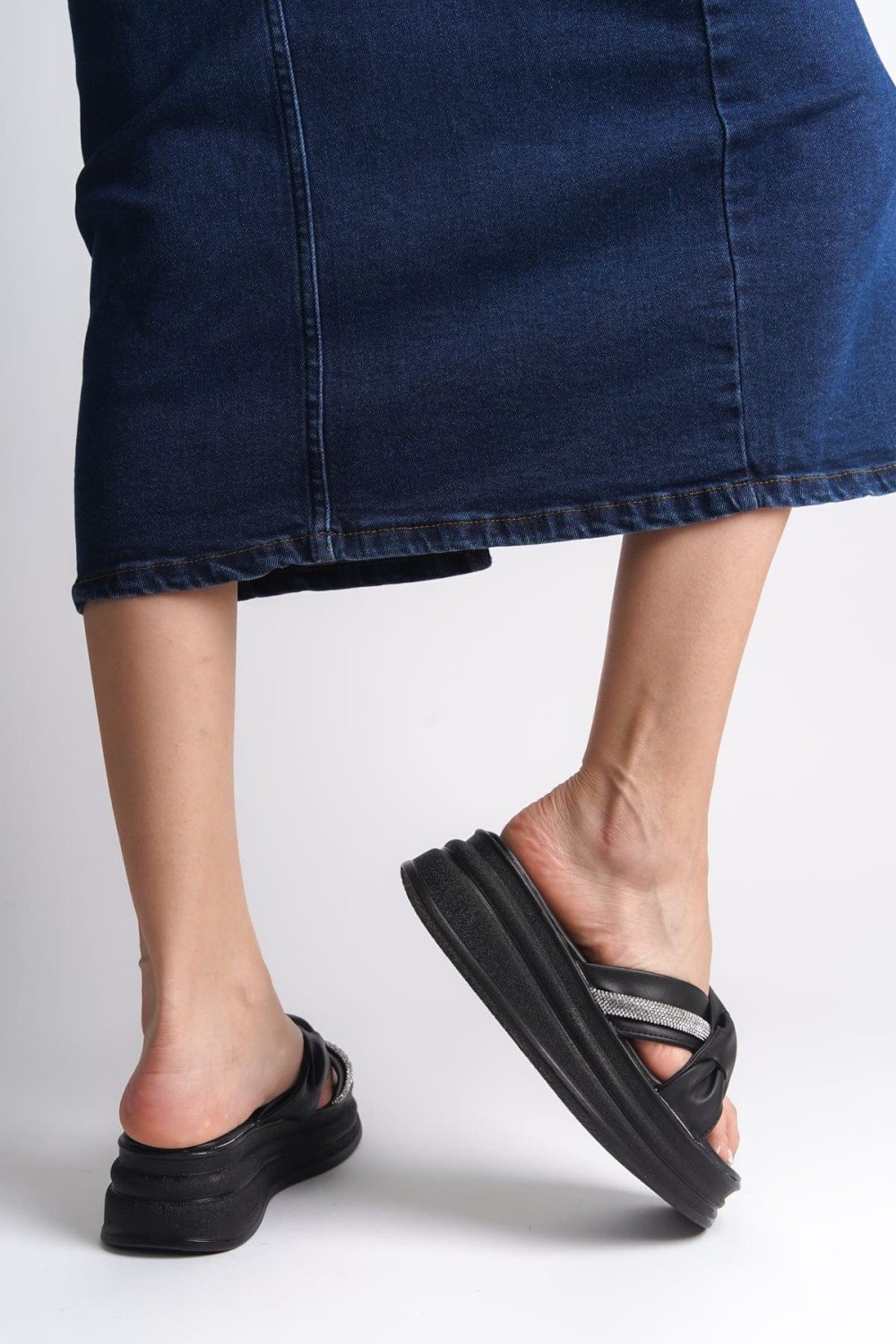 CLARA Düz Topuklu Kurdele Desenli Taşlı Kalın ve Ortopedik Taban Kadın Terlik CST - Siyah CLARA Düz Topuklu Kurdele Desenli Taşlı Kalın ve Ortopedik Taban Kadın Terlik CST - Siyah