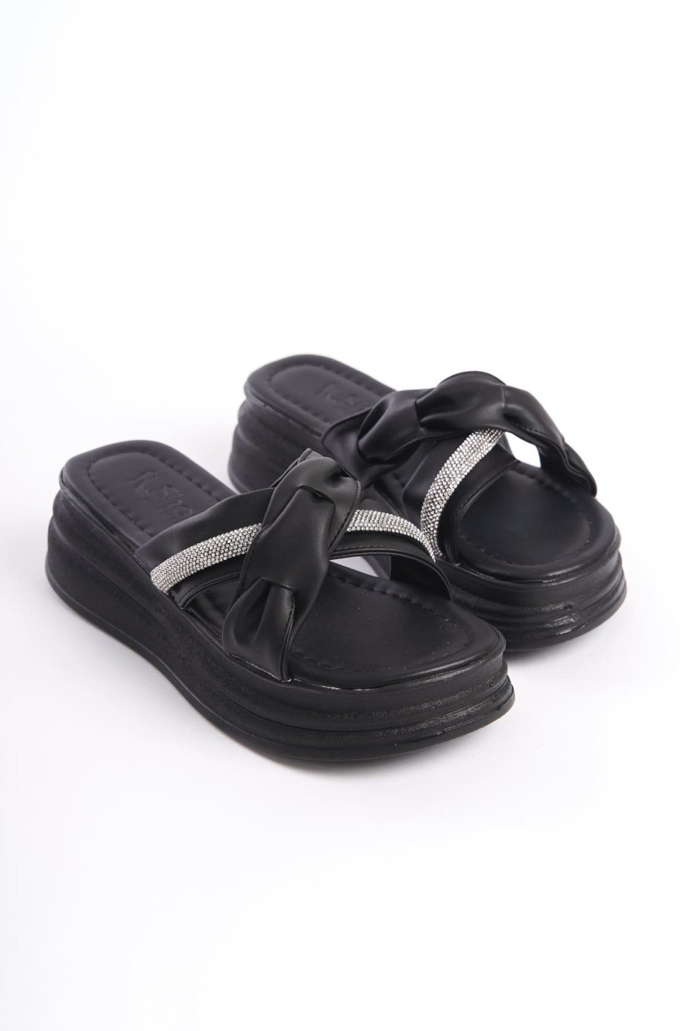 CLARA Düz Topuklu Kurdele Desenli Taşlı Kalın ve Ortopedik Taban Kadın Terlik CST - Siyah CLARA Düz Topuklu Kurdele Desenli Taşlı Kalın ve Ortopedik Taban Kadın Terlik CST - Siyah