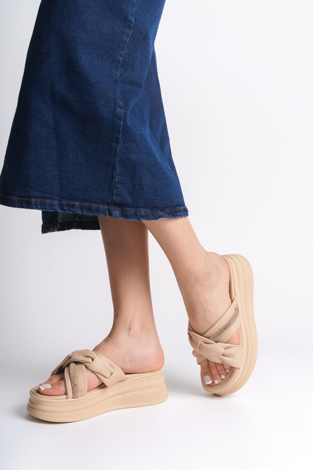 CLARA Düz Topuklu Kurdele Desenli Taşlı Kalın ve Ortopedik Taban Kadın Terlik CTT - Ten CLARA Düz Topuklu Kurdele Desenli Taşlı Kalın ve Ortopedik Taban Kadın Terlik CTT - Ten