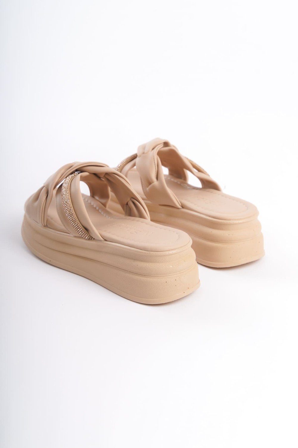 CLARA Düz Topuklu Kurdele Desenli Taşlı Kalın ve Ortopedik Taban Kadın Terlik CTT - Ten CLARA Düz Topuklu Kurdele Desenli Taşlı Kalın ve Ortopedik Taban Kadın Terlik CTT - Ten