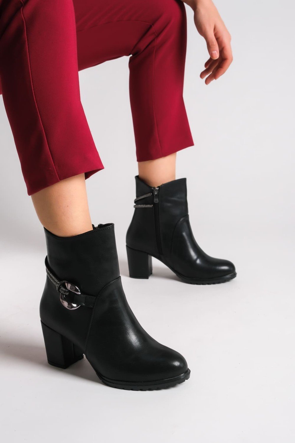 EDNA Fermuarlı Ortopedik Taban Taşlı Topuklu Kadın Bot CST - Siyah EDNA Fermuarlı Ortopedik Taban Taşlı Topuklu Kadın Bot CST - Siyah