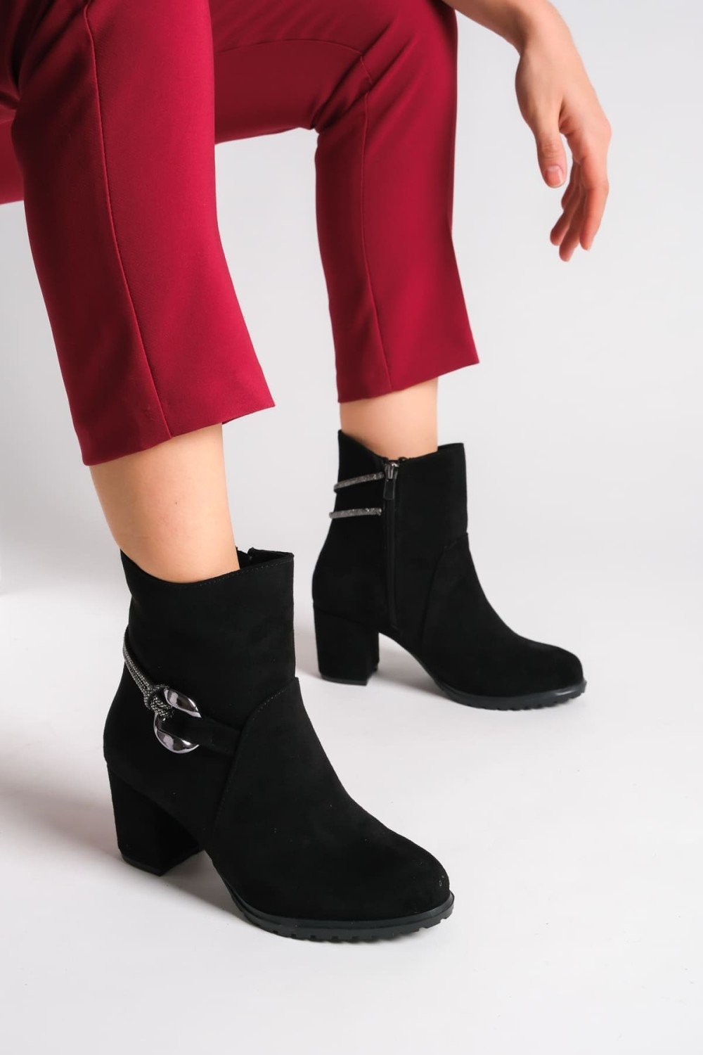 EDNA Fermuarlı Ortopedik Taban Taşlı Topuklu Süet Kadın Bot SST - Siyah EDNA Fermuarlı Ortopedik Taban Taşlı Topuklu Süet Kadın Bot SST - Siyah
