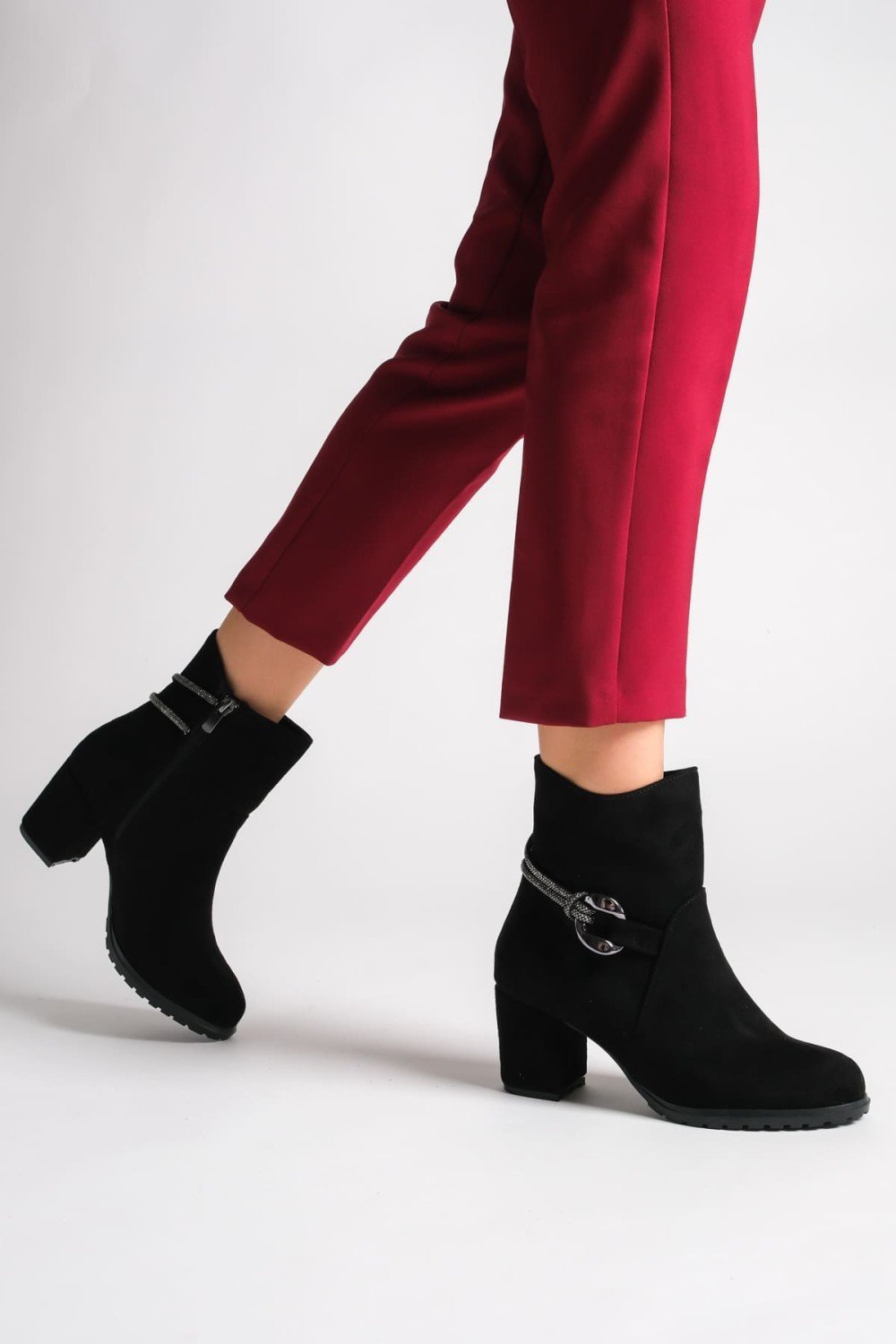 EDNA Fermuarlı Ortopedik Taban Taşlı Topuklu Süet Kadın Bot SST - Siyah EDNA Fermuarlı Ortopedik Taban Taşlı Topuklu Süet Kadın Bot SST - Siyah