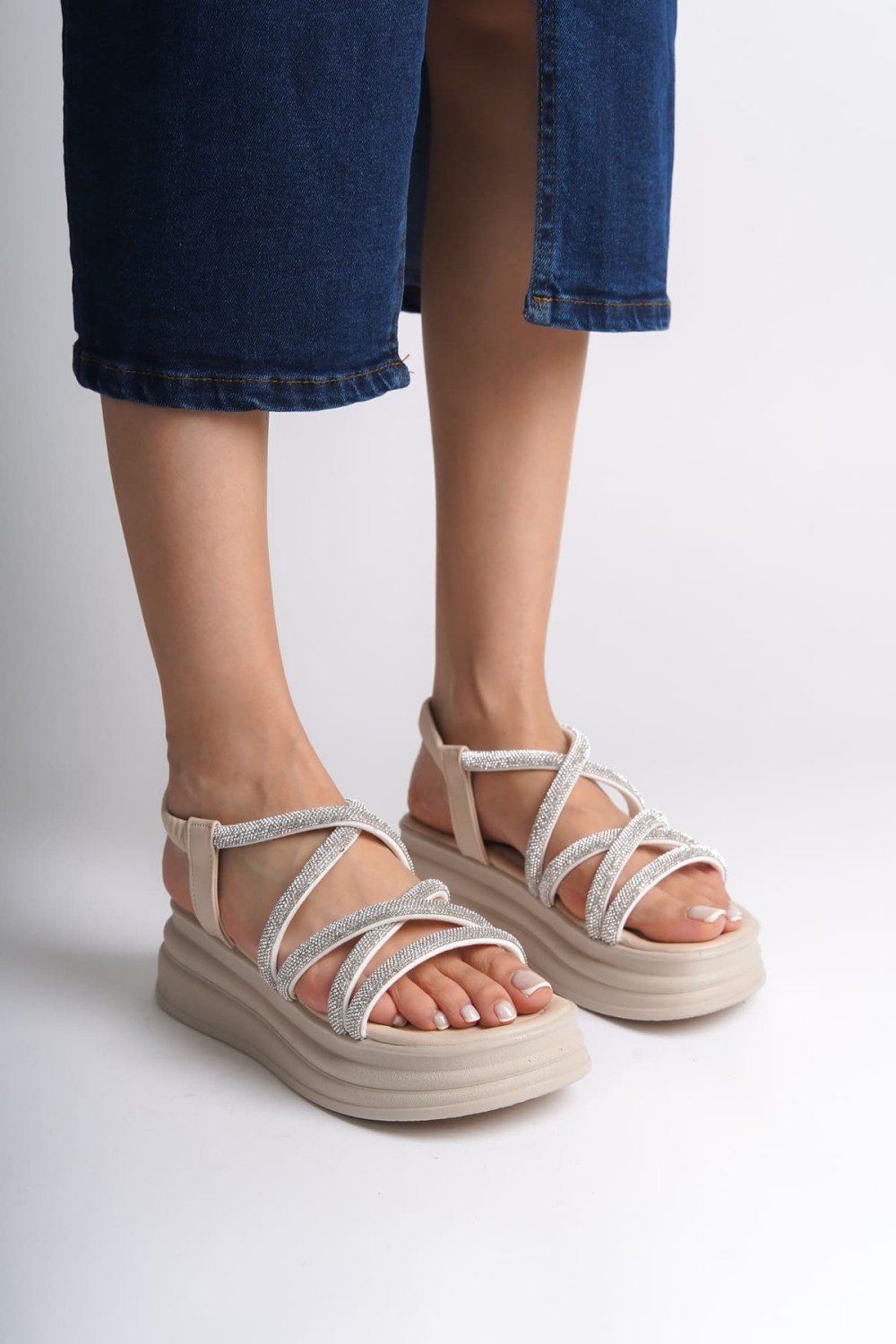 ELENA Lastikli Taşlı Şeritli Ortopedik Taban Kadın Sandalet CKT - Krem ELENA Lastikli Taşlı Şeritli Ortopedik Taban Kadın Sandalet CKT - Krem