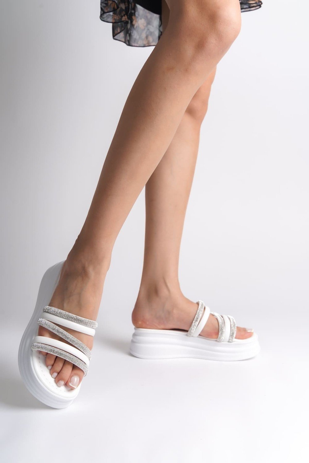 ELISE Düz Topuklu Şeritli Taşlı Kalın ve Ortopedik Taban Kadın Terlik  CBT - Beyaz