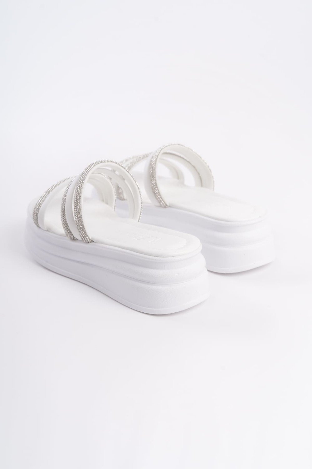 ELISE Düz Topuklu Şeritli Taşlı Kalın ve Ortopedik Taban Kadın Terlik  CBT - Beyaz