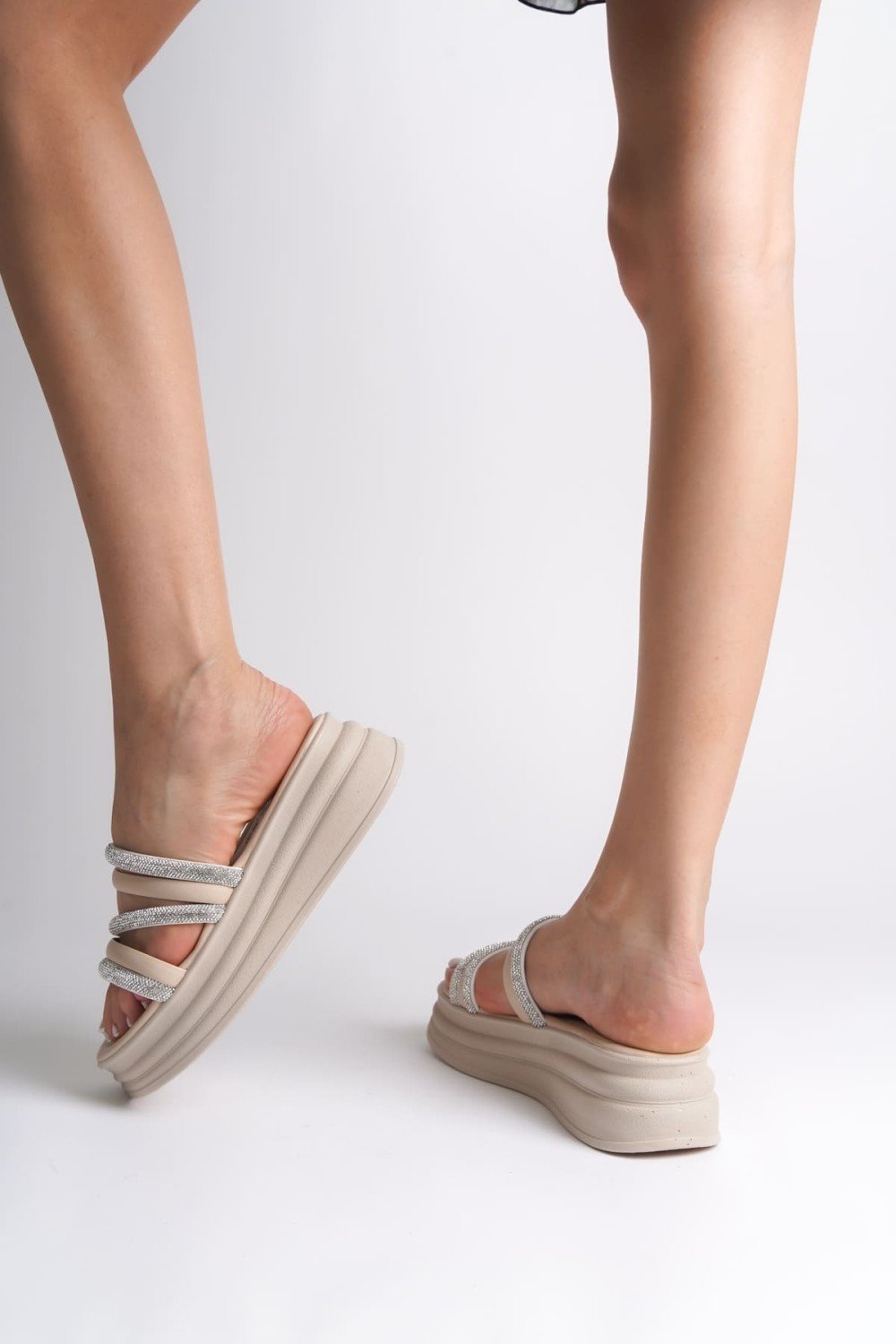 ELISE Düz Topuklu Şeritli Taşlı Kalın ve Ortopedik Taban Kadın Terlik CKT - Krem ELISE Düz Topuklu Şeritli Taşlı Kalın ve Ortopedik Taban Kadın Terlik CKT - Krem