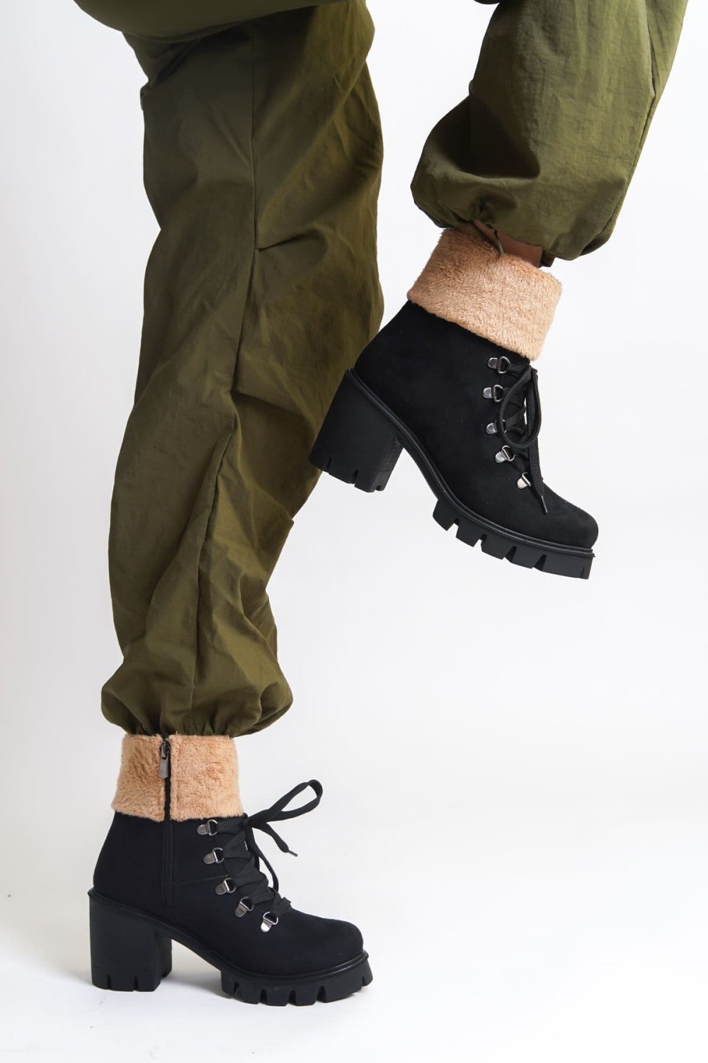 EMMA Bağcıklı Fermuarlı Ortopedik Taban Topuklu Kürk Detaylı Süet Kadın Bot SST - Siyah EMMA Bağcıklı Fermuarlı Ortopedik Taban Topuklu Kürk Detaylı Süet Kadın Bot SST - Siyah