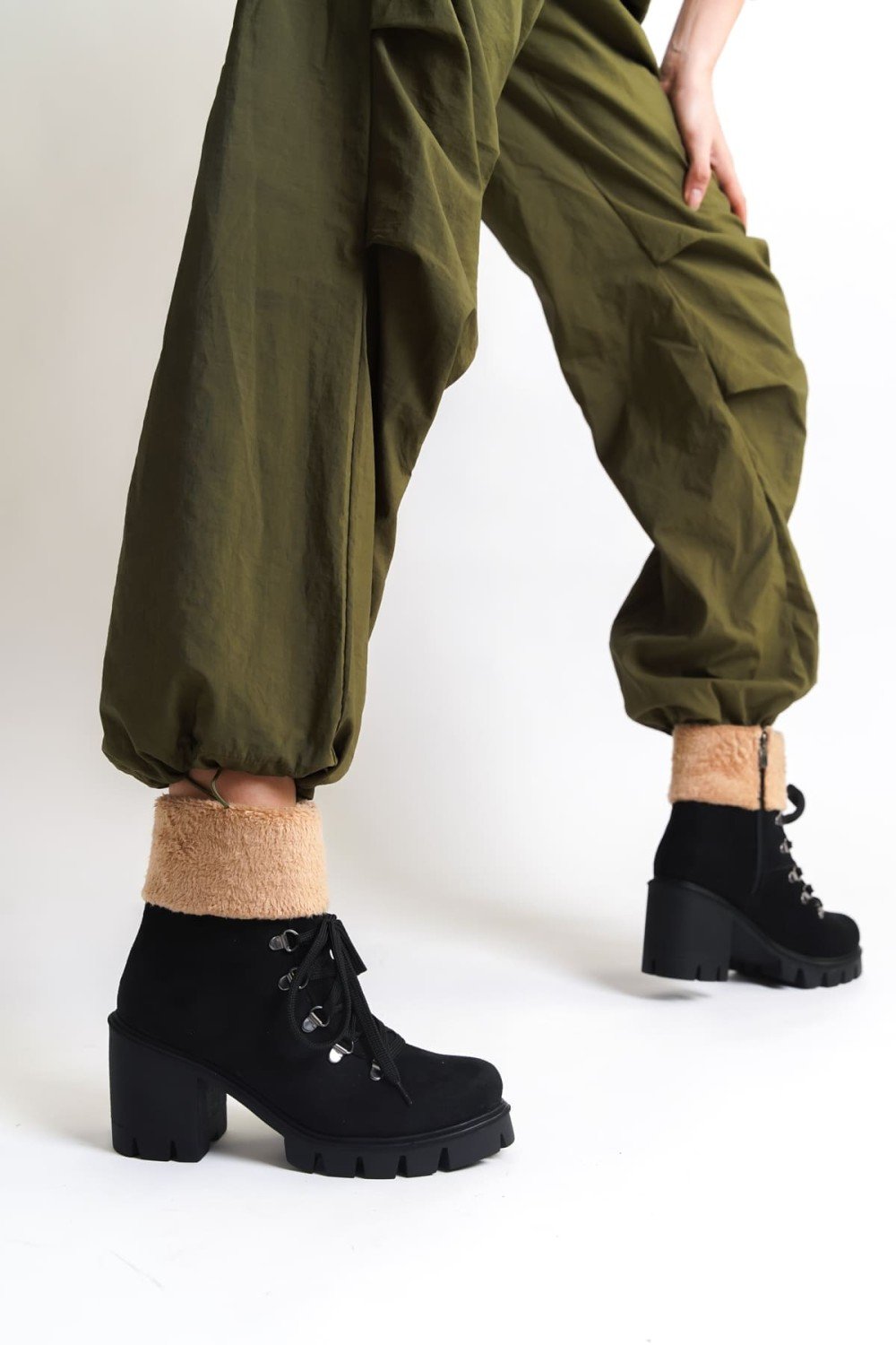 EMMA Bağcıklı Fermuarlı Ortopedik Taban Topuklu Kürk Detaylı Süet Kadın Bot SST - Siyah EMMA Bağcıklı Fermuarlı Ortopedik Taban Topuklu Kürk Detaylı Süet Kadın Bot SST - Siyah