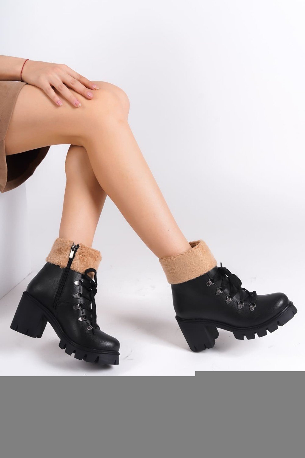 EMMA Bağcıklı Fermuarlı Ortopedik Taban Topuklu Kürk DetaylıKadın Bot CST - Siyah EMMA Bağcıklı Fermuarlı Ortopedik Taban Topuklu Kürk DetaylıKadın Bot CST - Siyah