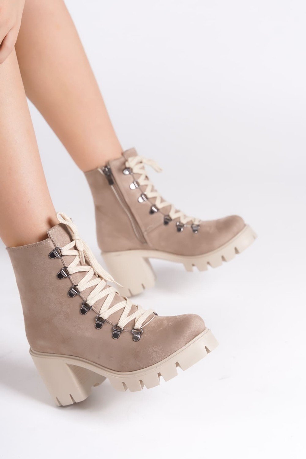 EMMA Bağcıklı Fermuarlı Ortopedik Taban Topuklu Süet Kadın Bot STT - Ten EMMA Bağcıklı Fermuarlı Ortopedik Taban Topuklu Süet Kadın Bot STT - Ten