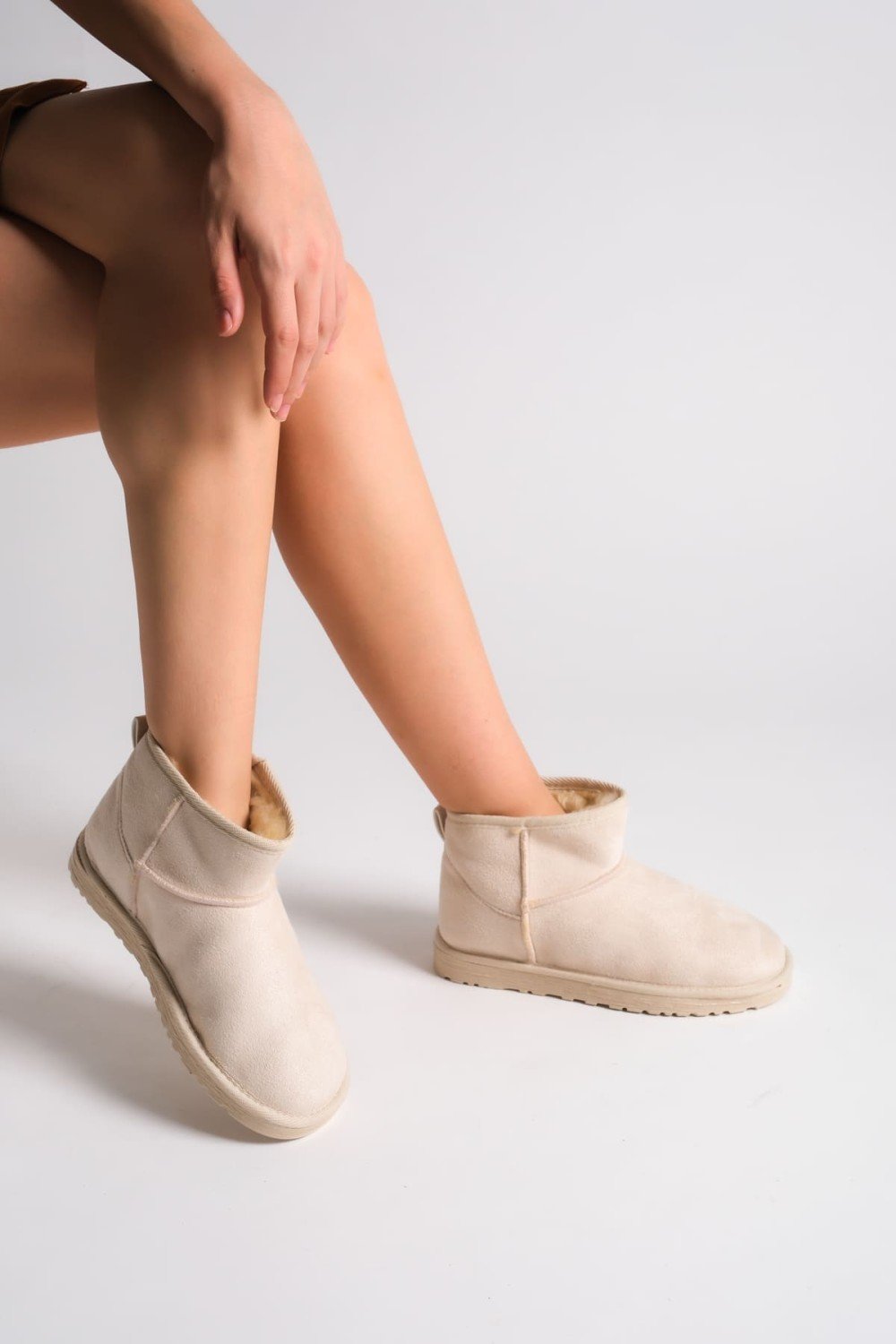 JOLIE Bağcıksız Düz Taban İçi Kürklü Kısa Süet Kadın Bot SKT - Krem JOLIE Bağcıksız Düz Taban İçi Kürklü Kısa Süet Kadın Bot SKT - Krem