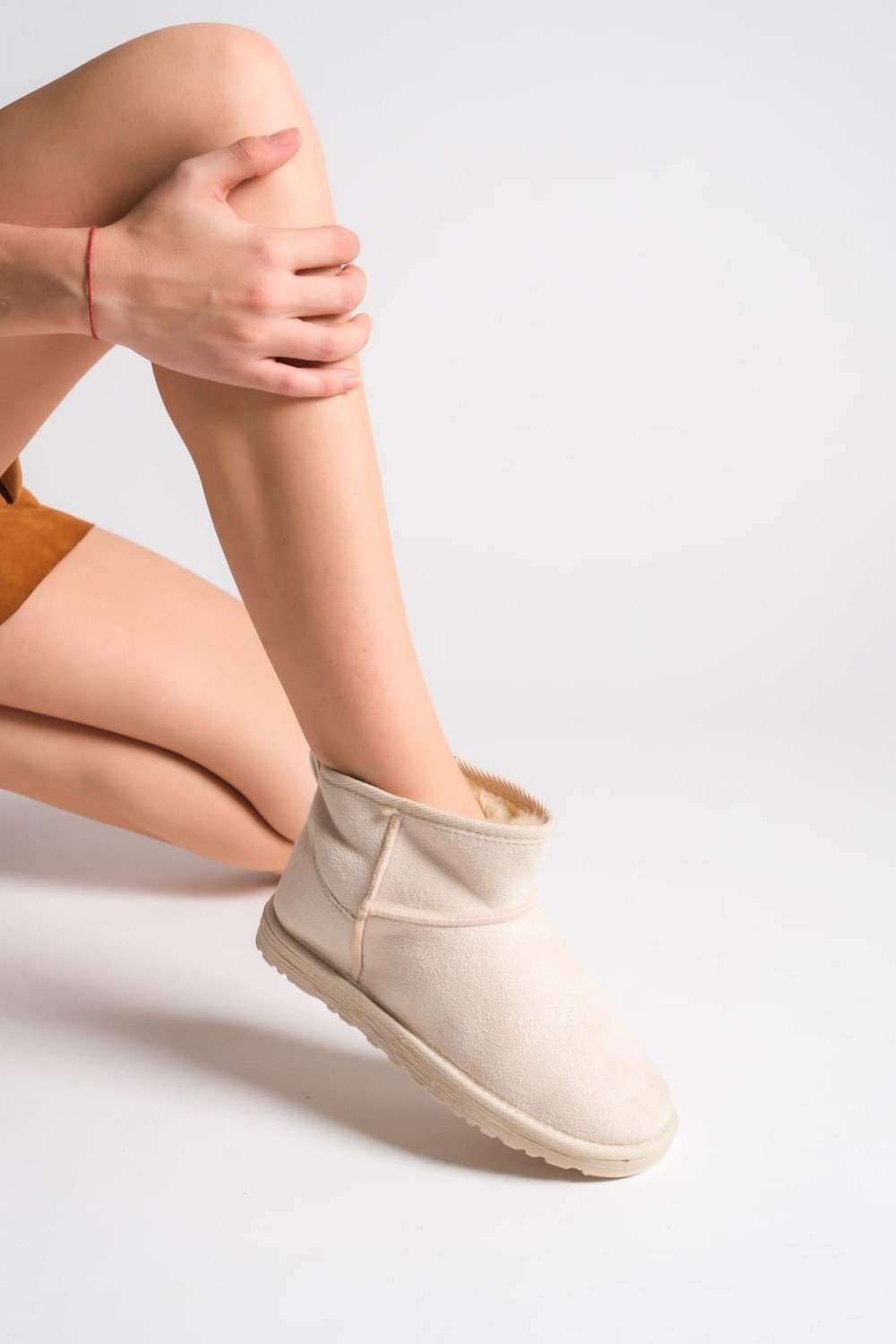 JOLIE Bağcıksız Düz Taban İçi Kürklü Kısa Süet Kadın Bot SKT - Krem JOLIE Bağcıksız Düz Taban İçi Kürklü Kısa Süet Kadın Bot SKT - Krem