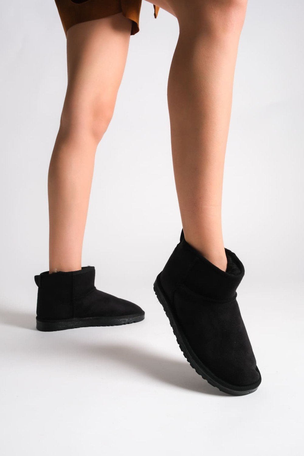 JOLIE Bağcıksız Düz Taban İçi Kürklü Kısa Süet Kadın Bot SST - Siyah JOLIE Bağcıksız Düz Taban İçi Kürklü Kısa Süet Kadın Bot SST - Siyah