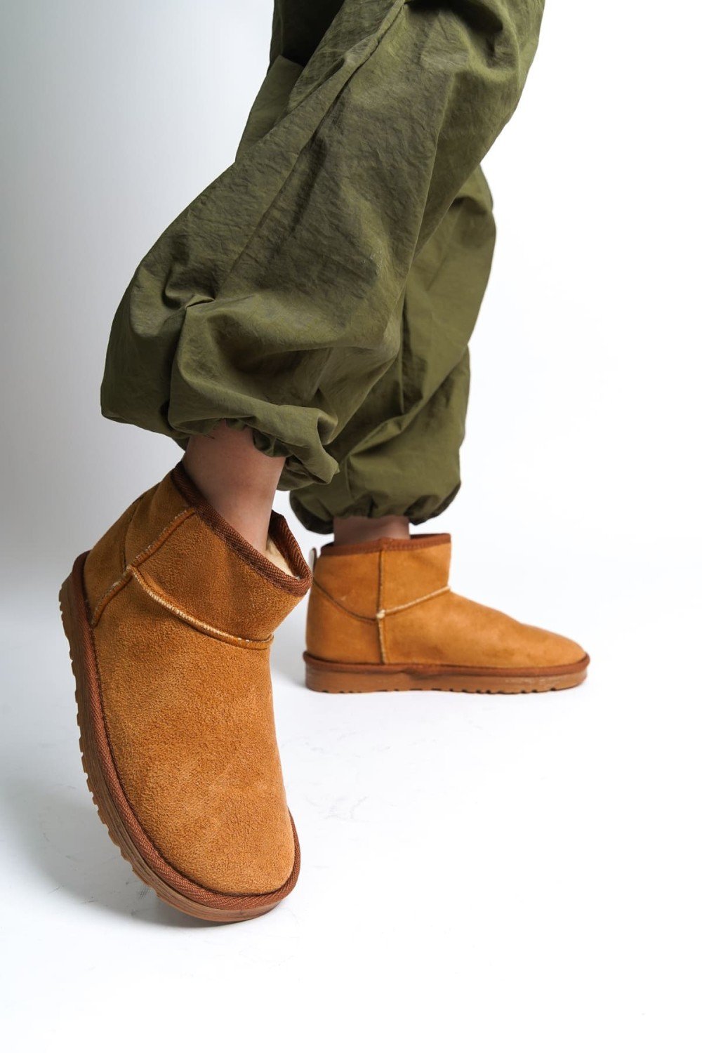 JOLIE Bağcıksız Düz Taban İçi Kürklü Kısa Süet Kadın Bot STT - Taba JOLIE Bağcıksız Düz Taban İçi Kürklü Kısa Süet Kadın Bot STT - Taba