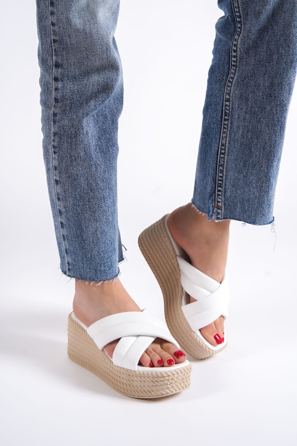 JOYMIX Dolgu Topuklu Ortopedik Taban Hasır Görünümlü Kadın Terlik CKT - Beyaz JOYMIX Dolgu Topuklu Ortopedik Taban Hasır Görünümlü Kadın Terlik CKT - Beyaz