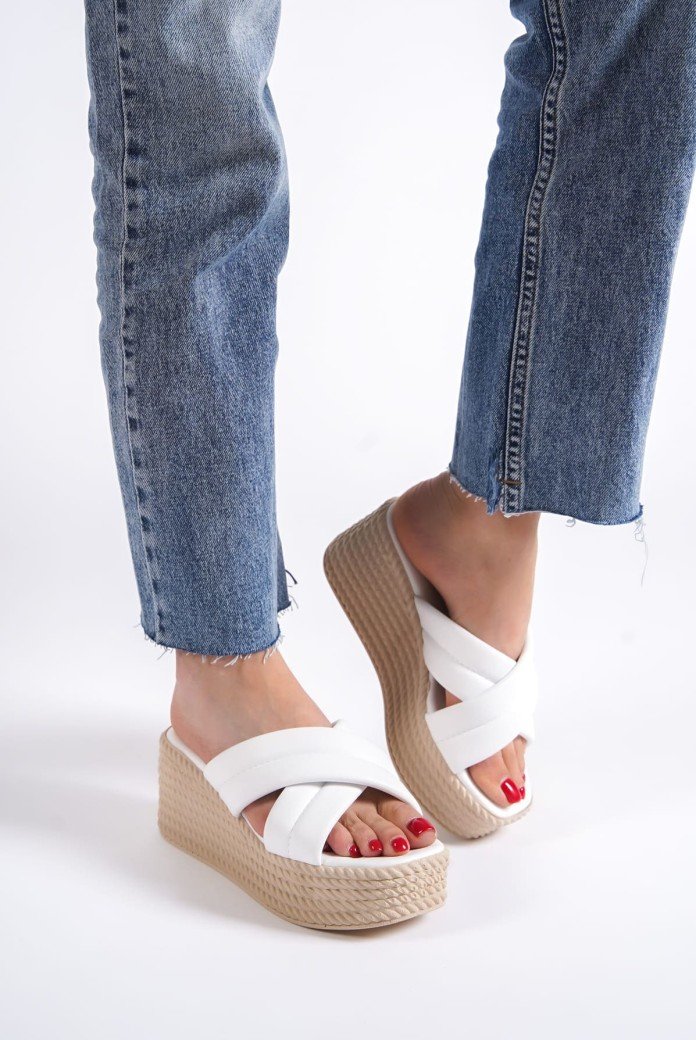 JOYMIX Dolgu Topuklu Ortopedik Taban Hasır Görünümlü Kadın Terlik CKT - Beyaz