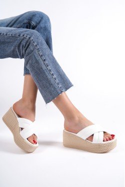 JOYMIX Dolgu Topuklu Ortopedik Taban Hasır Görünümlü Kadın Terlik CKT - Beyaz JOYMIX Dolgu Topuklu Ortopedik Taban Hasır Görünümlü Kadın Terlik CKT - Beyaz