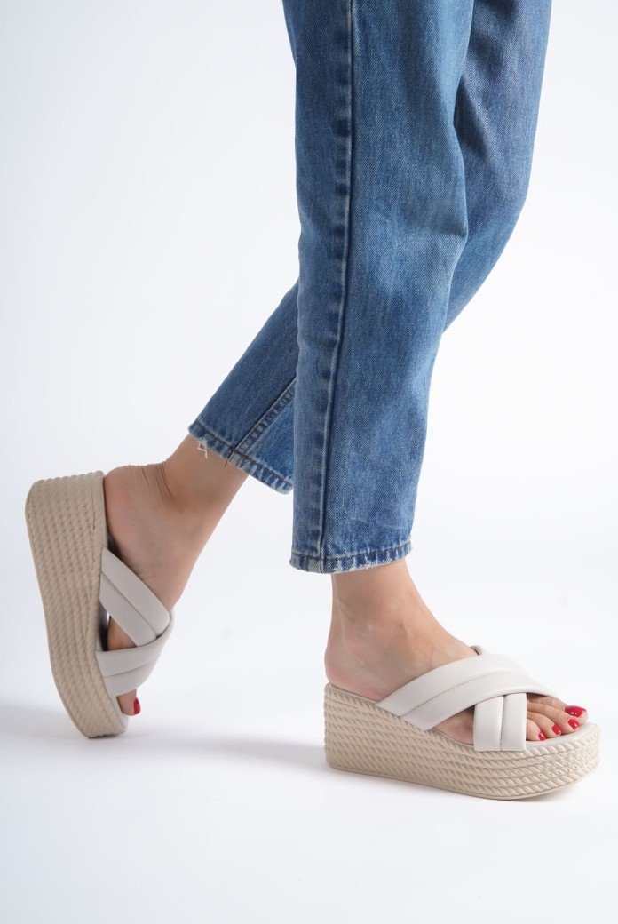 JOYMIX Dolgu Topuklu Ortopedik Taban Hasır Görünümlü Kadın Terlik CKT - Krem