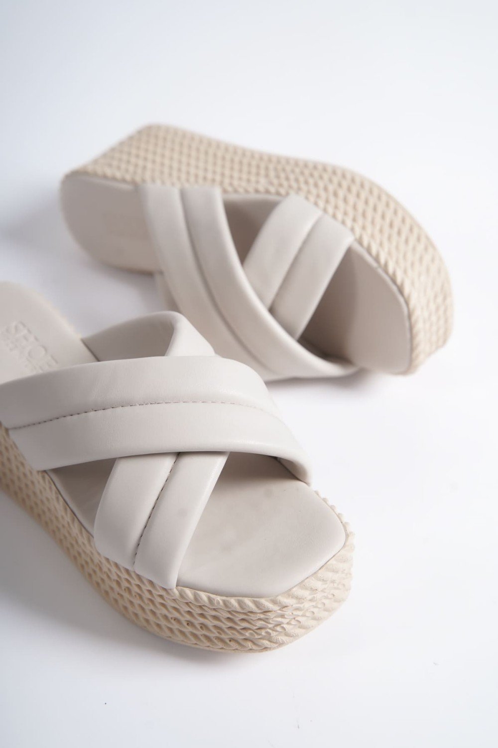 JOYMIX Dolgu Topuklu Ortopedik Taban Hasır Görünümlü Kadın Terlik CKT - Krem JOYMIX Dolgu Topuklu Ortopedik Taban Hasır Görünümlü Kadın Terlik CKT - Krem